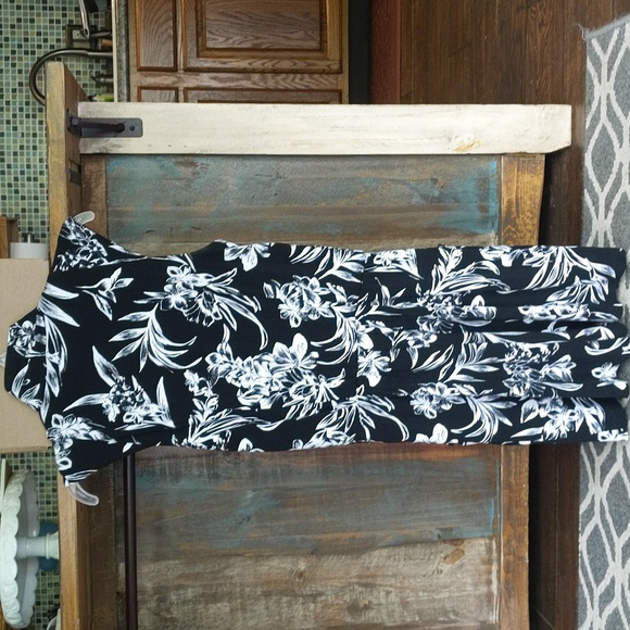 White House Black Market Floral Romper w/ Pockets - 4 - Picture 6 of 8